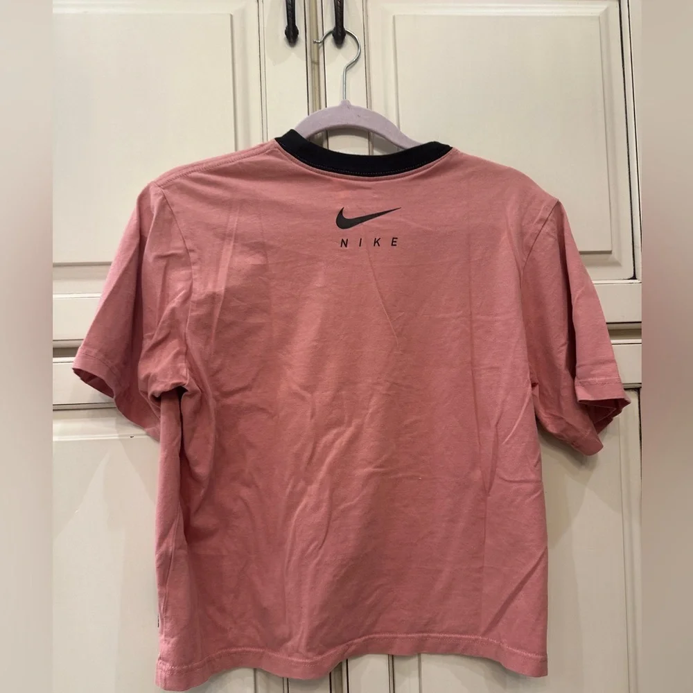 Nike Woman’s Graphic Tee in Pink